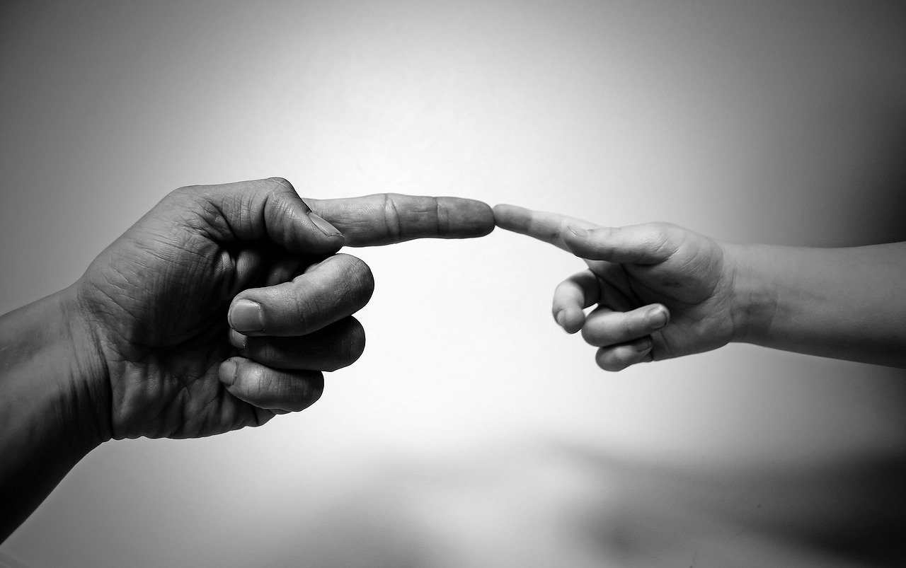 Finger berühren sich