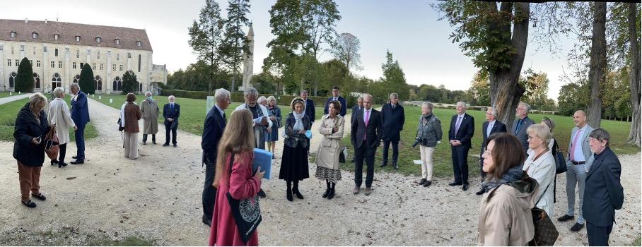 Gruppenbild in der Gartenanlage der Zisterzienserabtei Royaument